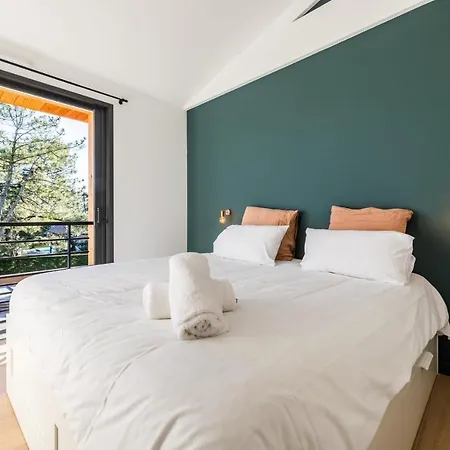 Spring Keyweek - Contemporary With Pool In The Hea