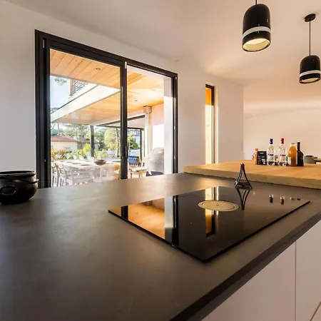 Spring Keyweek - Contemporary With Pool In The Hea 빌라 앙글레