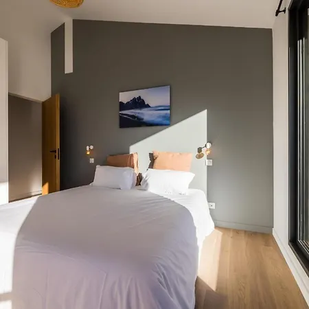Spring Keyweek - Contemporary With Pool In The Hea