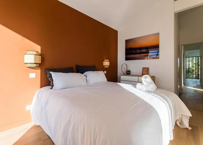 Spring Keyweek - Contemporary With Pool In The Hea