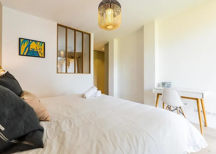 Spring Keyweek - Contemporary With Pool In The Hea