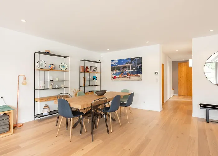 Spring Keyweek - Contemporary With Pool In The Hea